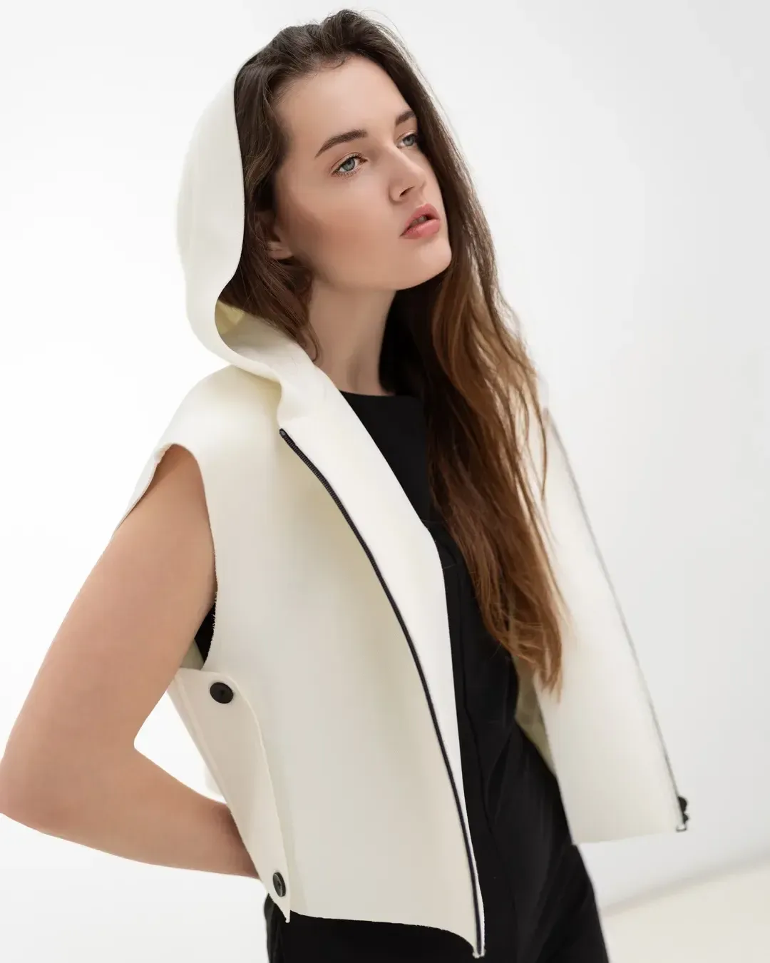 Model in weißer Weste mit Kapuze