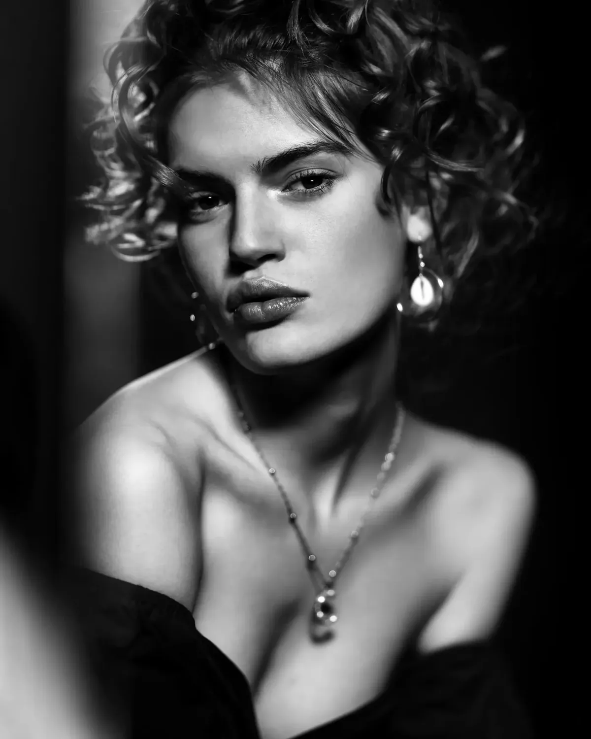 Schwarzweiß: Frau mit Locken und Kette